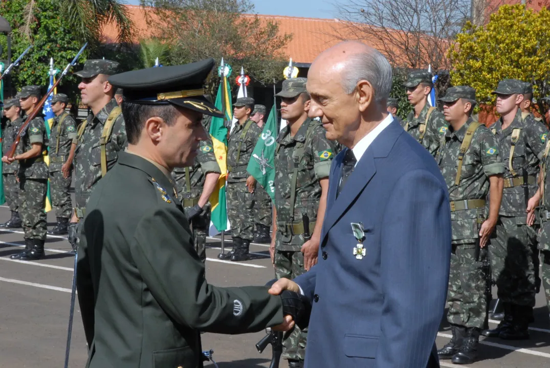 Oezir recebe do General Flávio Nascimento a Medalha de Honra ao mérito