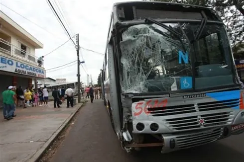 Colisão envolvendo dois ônibus deixa 15 feridos em Maringá