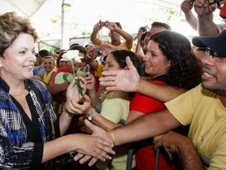 Dilma durante visita em assentamento no município de Arapongas