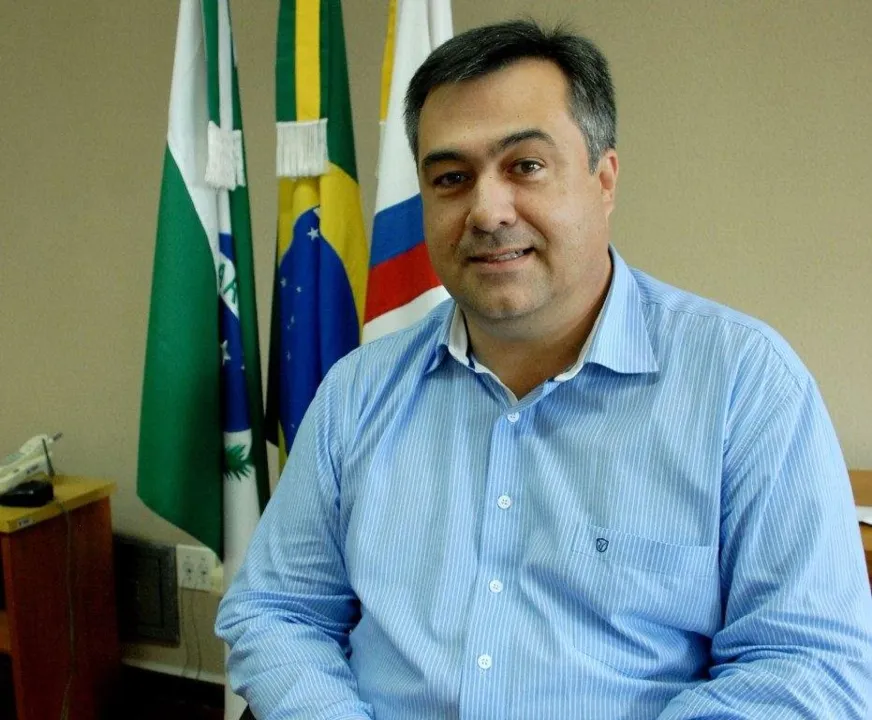 Prefeito está em Curitiba na posse do deputado federal Ratinho Júnior