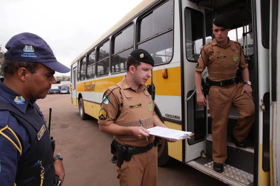 Vistoria de ônibus do transporte escolar em Apucarana: frota foi reforçada com recursos do MEC