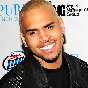 Após agressão, Chris Brown viola condicional e tem pena maior