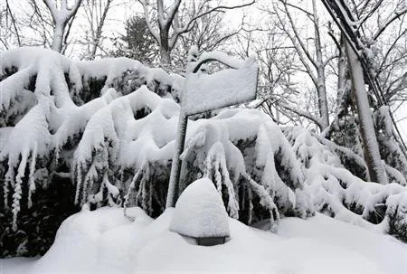  A neve começou a cair no meio da manhã de terça-feira na Philadelphia, onde chegou a 35 centímetros na manhã desta quarta-feira (Agências internacionais)