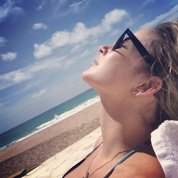 A cantora postou em seu Instagram uma foto em que aparece relaxando de biquíni à beira-mar.
