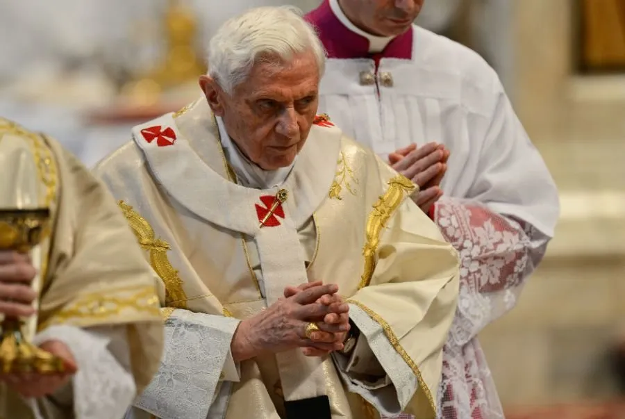 Papa Bento 16 promete obediência incondicional ao seu sucessor