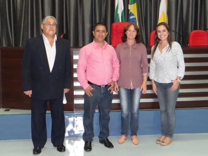 O presidente da Câmara, Deco, ao lado advogado Wilson Roberto Penharbel e das auxiliares, Jéssica Fernanda Dubas e Marilza Bossa Wszolek