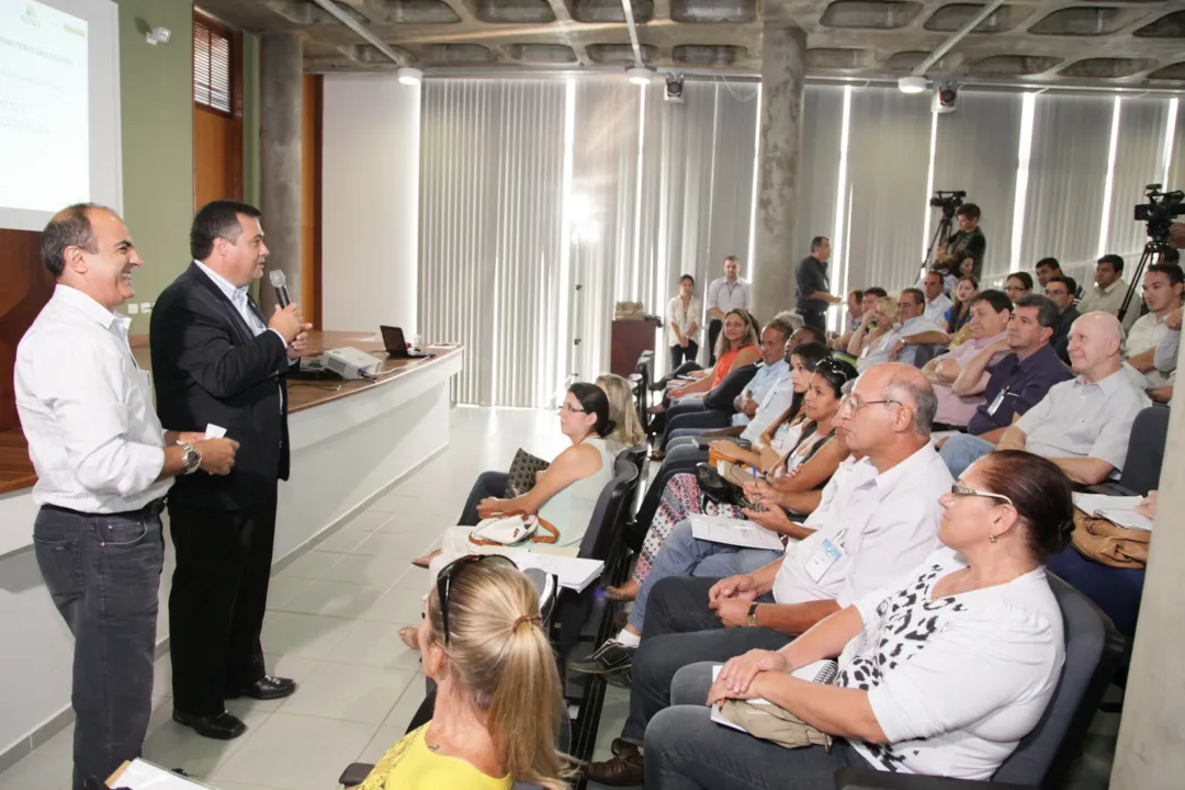 Prefeito de Apucarana, Beto Preto (PT), prestigiou o evento e se reuniu com o presidente da Cohapar 