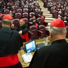 Cardeais iniciam debate sobre futuro Papa 