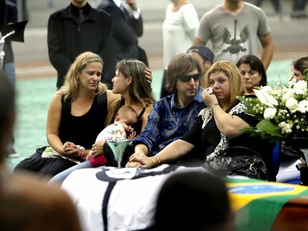 Familiares e amigos velam o corpo de Chorão (Foto: Ernesto Rodrigues / Estadão Conteúdo)