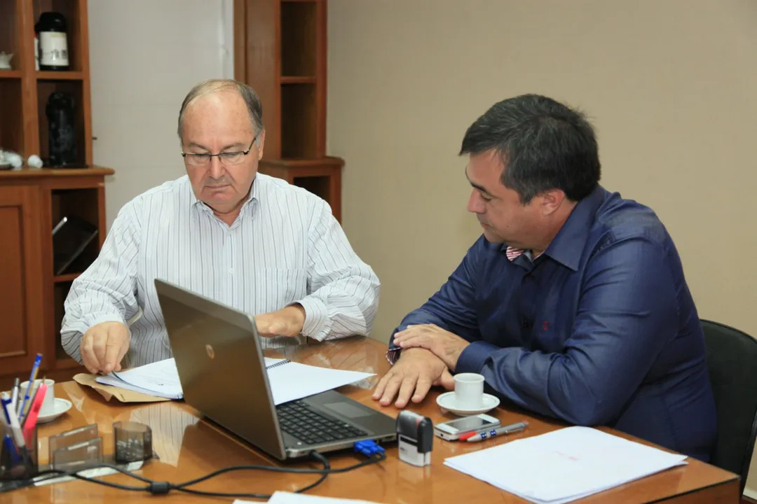 José Sebastião Saconatto, da Receita Federal em reunião com o prefeito Beto Preto 