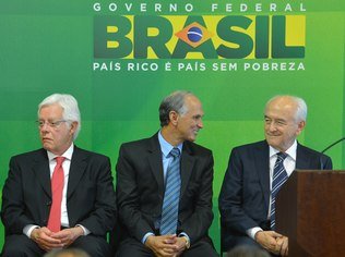 Dilma empossa novos ministros e defende coalizão