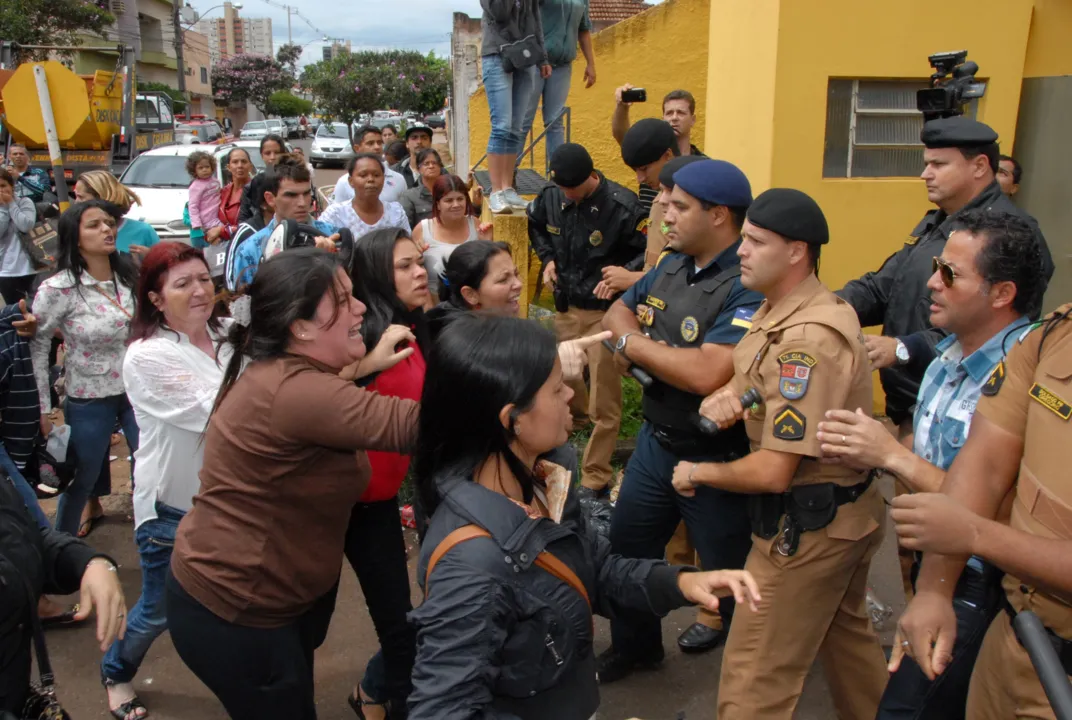  Familiares de presos tentam romper barreira imposta por policiais: momentos de tensão