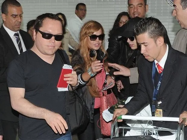 Lindsay Lohan causa tumulto de fãs ao chegar em SP
