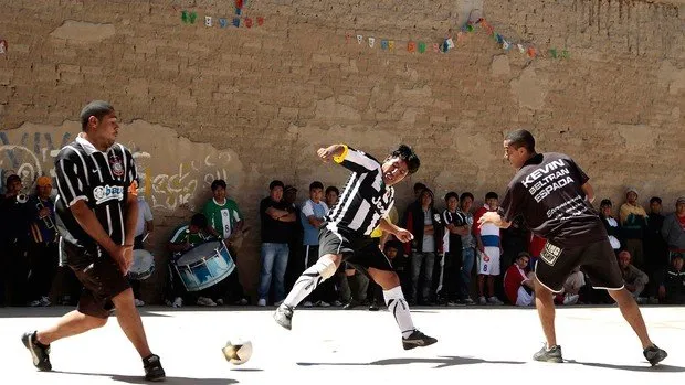  Torcedores do Corinthians presos em Oruro jogam futebol com camisa sobre Kevin