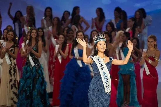  Wenxia é Miss World e havia sido convidada para participar do concurso Miss Brasil World 2013.