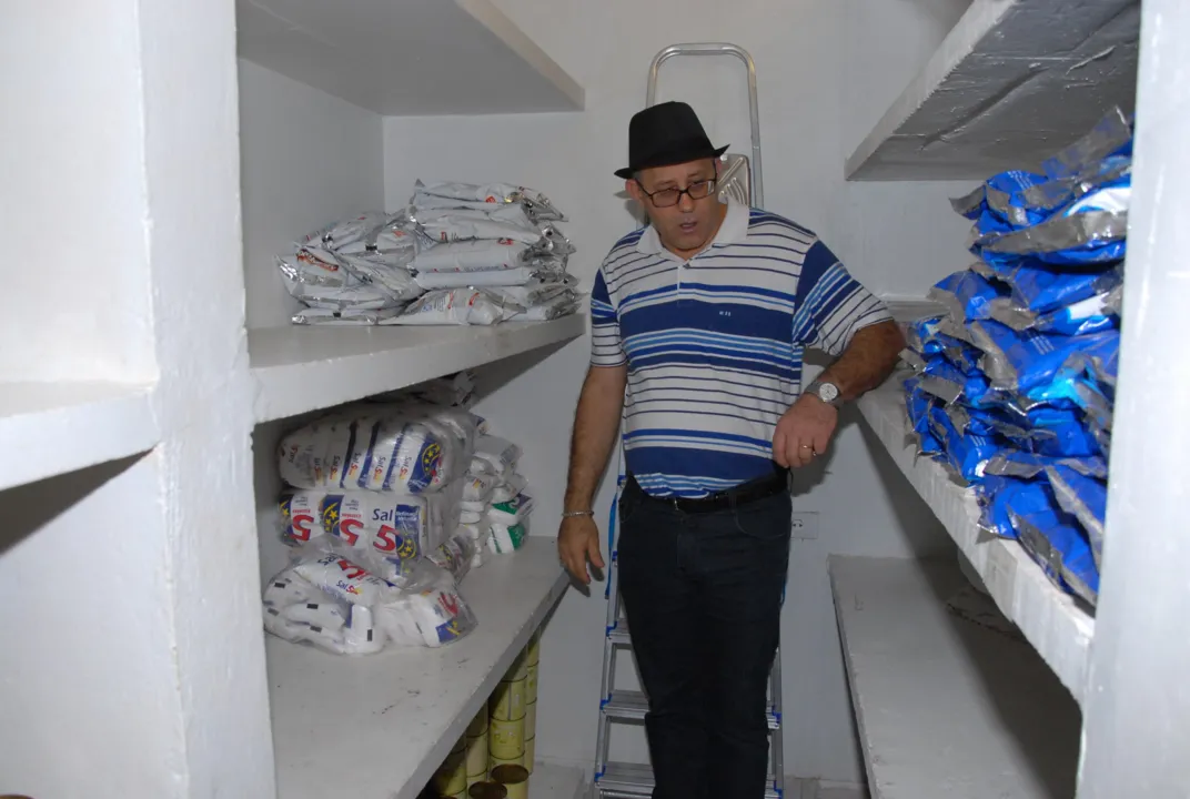 João Luiz Calegari, diretor do Colégio Estadual Nilo Cairo, mostra estoque de comida do estabelecimento: prateleiras vazias | Foto: Delair Garcia