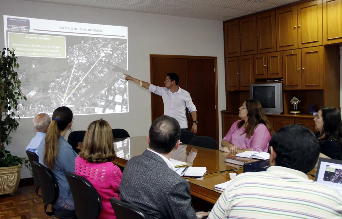 O webmaster Luciano Rosa Ross detalha projeto Cidade Digital durante reunião na Prefeitura de Apucarana 