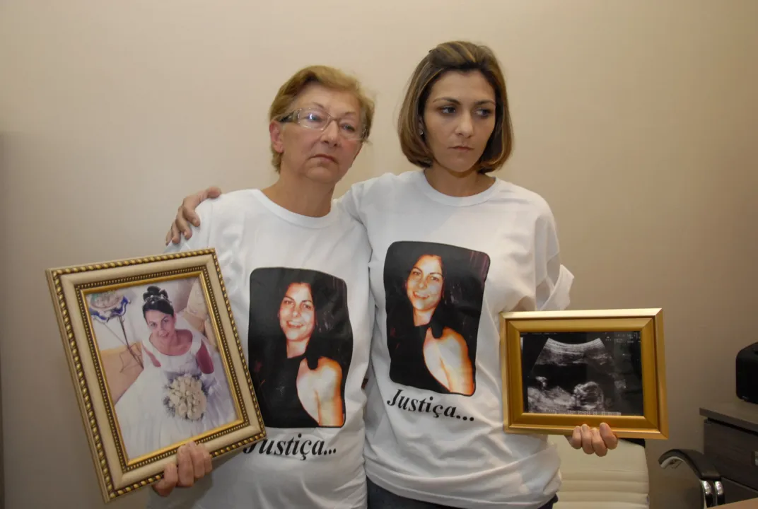 Lairce e Ana Paula, mãe e irmã da vítima, mostram fotos de Marisol e ultrassom do bebê que não chegou a nascer