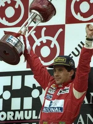 Ferrari confirma Alonso e Kimi em tributo a Ayrton Senna