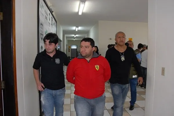 A Polícia Civil de Apucarana apresentou à imprensa, no final da tarde desta quinta-feira (9), o  autônomo Bruno José da Costa, de 25 anos: homicida confesso da esposa 