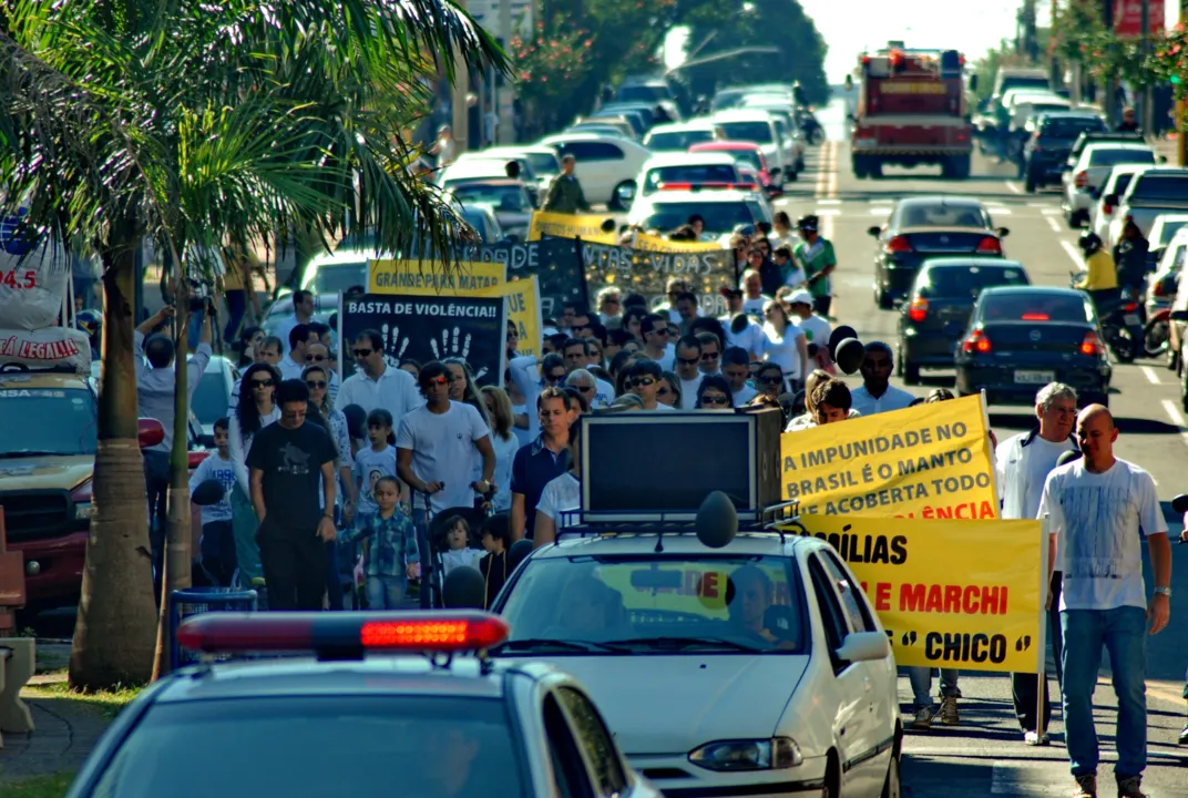 Uma passeata contra a violência e a favor da redução da maioridade penal lotou a Avenida Curitiba, em Apucarana