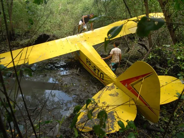 Aeronave de pequeno porte caiu nas proximidades de manguezal, no Recife