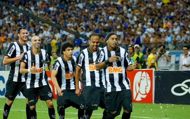 Ronaldinho Gaúcho comemora o gol do Galo, o gol do título
