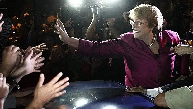 Jovem cospe no rosto de Michelle Bachelet