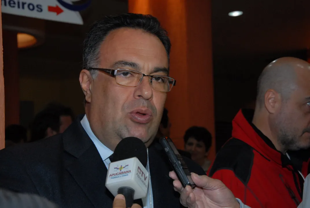 Renúncia não foi oficializada e André Vargas continua vice-presidente da Câmara