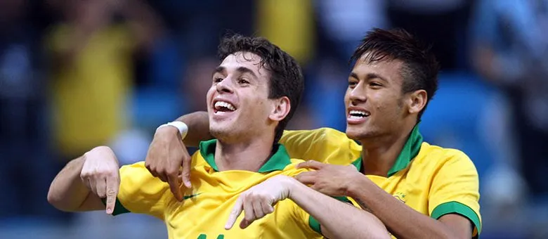  Oscar comemora gol marcado junto com Neymar na Arena Grêmio