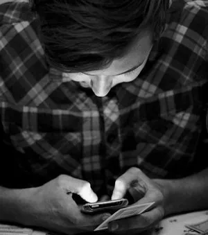  Adolescentes usam mais o SMS do que as mensagens instantâneas ou o bate-papo