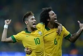  Neymar e Marcelo comemoram gol em Belo Horizonte nesta quarta-feira (26) (AFP, Vanderlei Almeida)