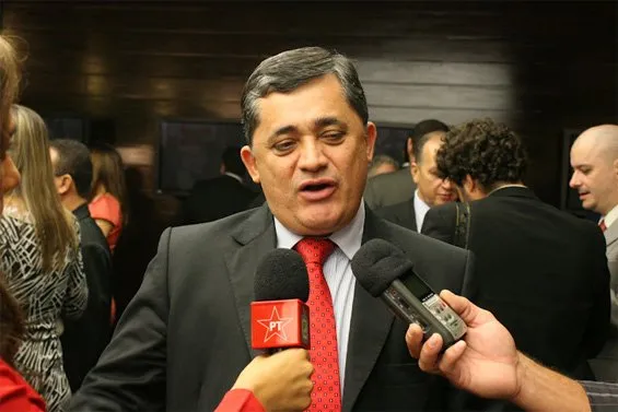 José Guimarães (CE) chegou a sugerir que seja construída uma nota conjunta dos partidos em apoio a Dilma
