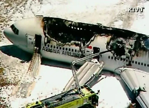 Bombeiros atuam em avião que sofreu acidente em San Francisco (Foto: Reprodução/KTVU/CNN)