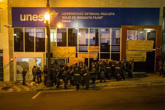  Policiais militares da Tropa de Choque retiraram cerca de 70 estudantes que ocupavam desde a tarde de ontem o prédio da reitoria da Unesp