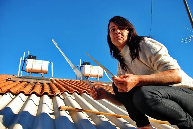  Moradora Sueli Gonçalves mostra painel quebrado no telhado de casa