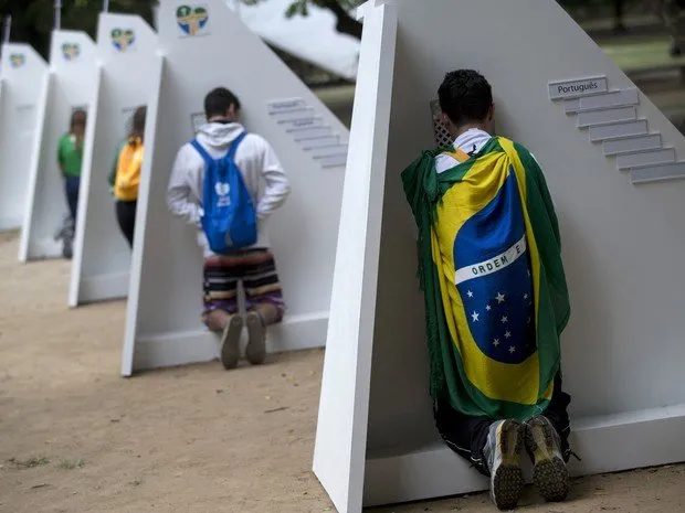 Papa Francisco ouve a confissão de cinco jovens