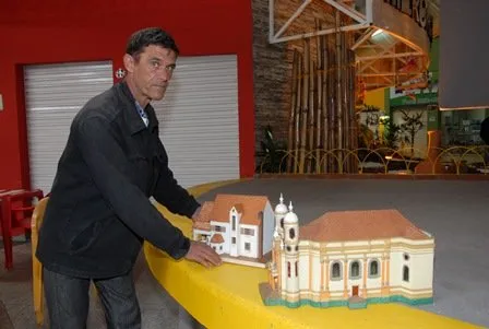  Robson Alcaraz é artesão em Arapongas