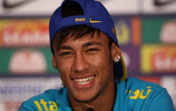 Neymar realiza exame médico e vê 1º discurso do novo treinador