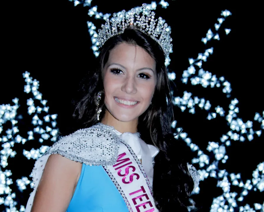 Larissa Marezi recebeu a faixa de Miss Teenager Paraná 2013 no último sábado, em Maringá 
