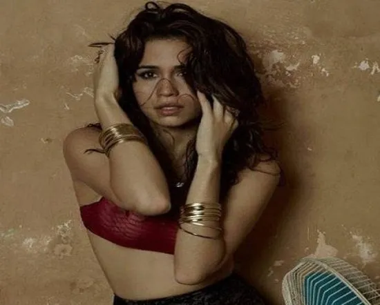 Nanda Costa exibe parte dos seios em foto da ‘Playboy’ 