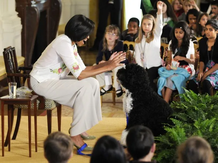 Michelle Obama brincou com Bo durante evento infantil na Casa Branca
