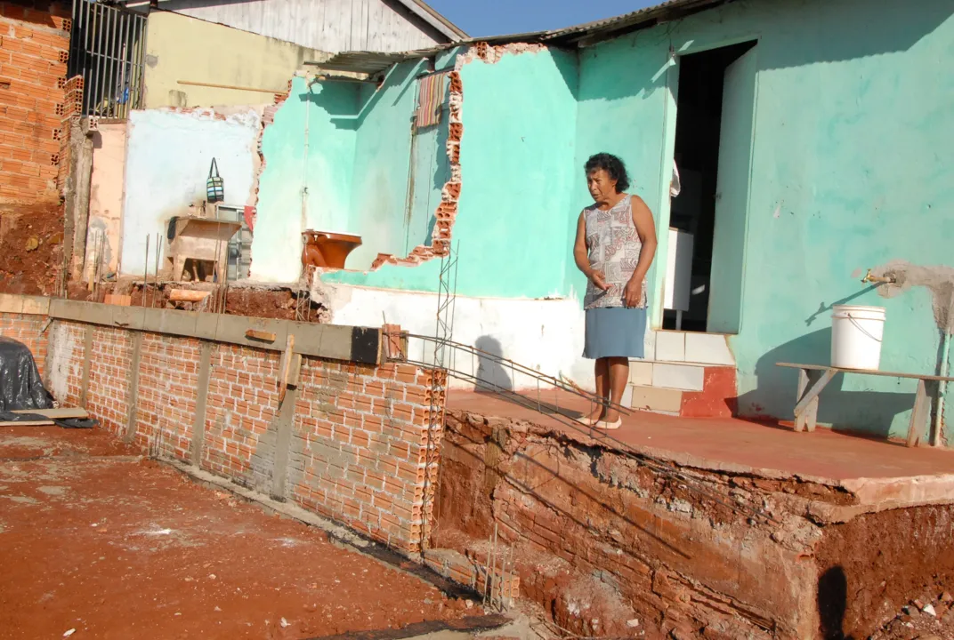 Iracema mostra os estragos causados: banheiro, lavanderia e despensa perderam paredes | Foto: Delair Garcia 