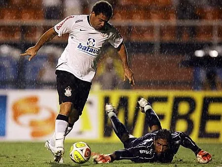  Corinthians tenta aproveitar empate do São Paulo para entrar na zona de classificação para as semifinais; Ronaldo completa um ano de sua estreia.