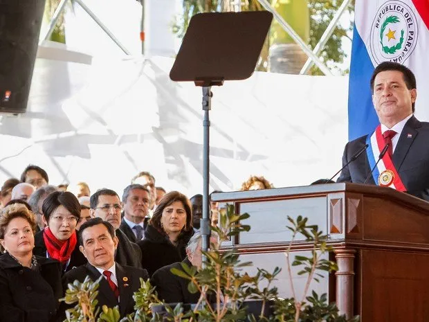 Horacio Cartes faz discurso após assumir o cargo de presidente do Paraguai, em cerimônia em Assunção. À esquerda, a presidente Dilma Rousseff acompanha a fala da 1ª fila (Foto: Roberto Stuckert Filho/PR)