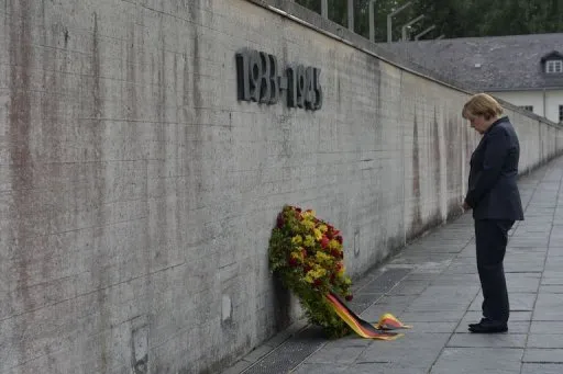 Merkel deposita uma coroa de flores no muro do memorial de Dachau (AFP, Guenter Schiffmann)