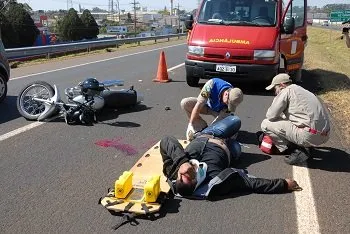 Condutor de moto sofreu fratura exposta na perna direita, além de outras lesões pelo corpo - Crédito da foto - Delair Garcia