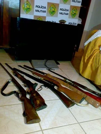 PM de Rosário do Ivaí recupera eletrônicos furtados e apreende armas 