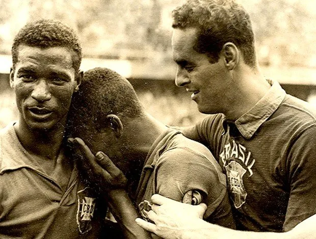  Gilmar (à direita) abraça Pelé pouco depois do apito final para o título de 1958 (Foto: Divulgação / CBF)