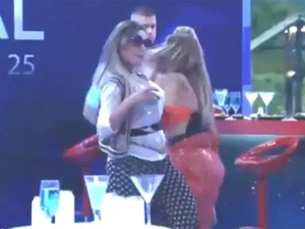 Andressa Urach dá "empurrão" em Denise e pode ser expulsa 